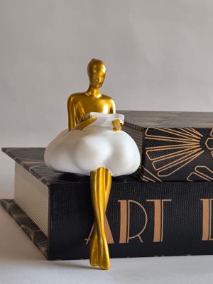 ESTATUETA MULHER COM LIVRO