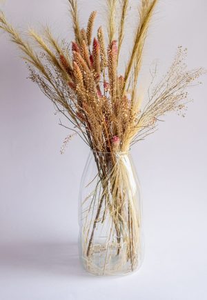 VASO VIDRO COM FLORES CLARAS DESIDATRADAS